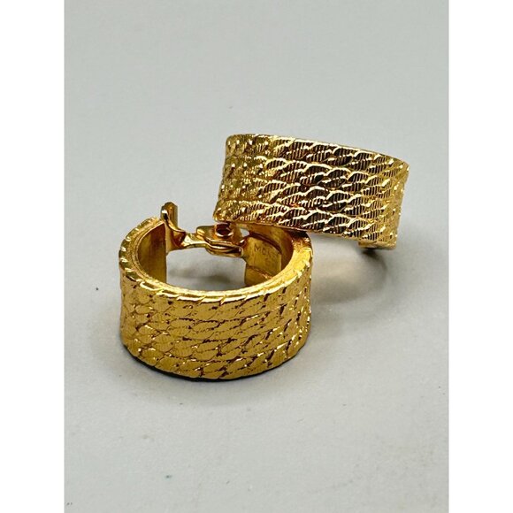 Vintage Signed MONET Clip On Hoops Earrings Wide Textured Classic Design - Picture 4 of 9